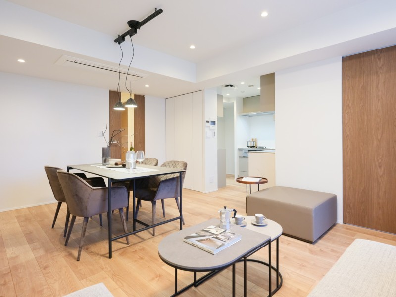 給水管・給湯管に至るまで新規交換済み！洋室だけでなくリビングにも収納が備わっており、住まい全体の空間を有効的にご活用いただける工夫を施しました。