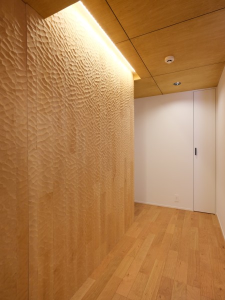 廊下スペースにもデザイン性の光る素材を取り入れ、陰影を演出してくれる間接照明を採用しています。居室収納に加えて２箇所の廊下収納が備わっています。