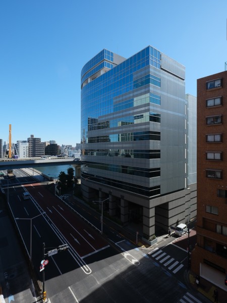 バルコニーからの眺望はすぐそばに位置する隅田川がご覧いただけます。浜町公園まで徒歩１分、墨田川テラスまで徒歩2分、区立久松小学校まで徒歩10分とファミリー層にも嬉しい住環境です。