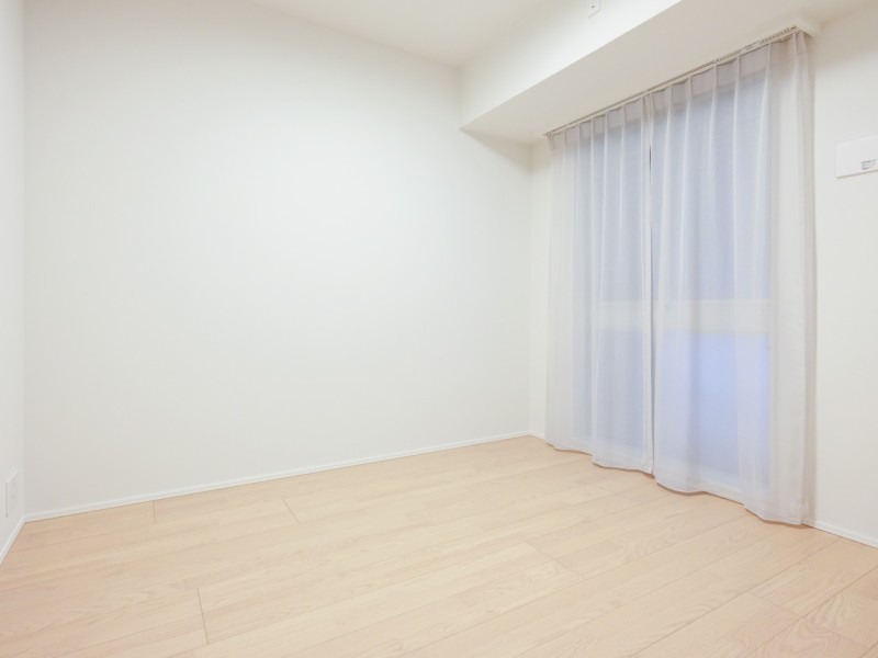 洋室2はクローゼット付きの約4.9帖のお部屋です。リビングから一番離れ、時間を伸びやかに感じる空間です。