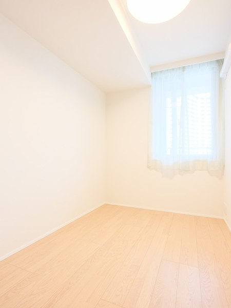 バルコニーに面した洋室3です。テレワークや作業スペースなど、集中したい時間を過ごすのにもぴったりなお部屋です。