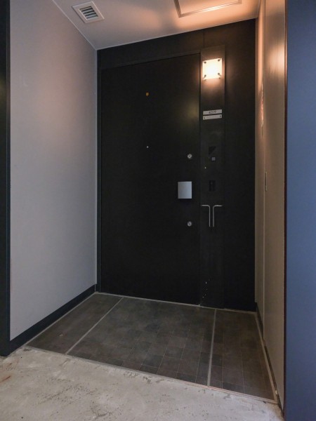 プールやジャグジー、ゴルフレンジ、スカイラウンジ、キッズコーナーなどの多彩な共用設備があり、ハイグレードな大規模マンションだからこそのホスピタリティを体感できる住まいです。