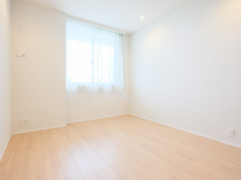 バルコニーに面した洋室1はたっぷりの自然光が降り注ぐお部屋です。窓の外には青々と広がる空が見え、都会の喧騒を感じさせない穏やかな時間が流れます。