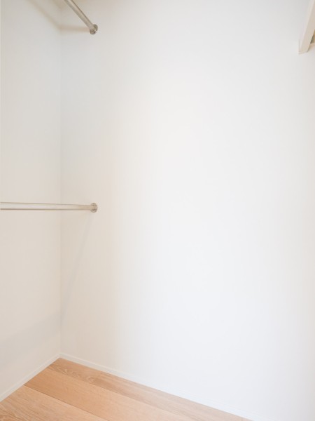 お部屋のクローゼットには2段ハンガーパイプなどを備え、お手持ちの衣服などをたっぷり収納できそうです。