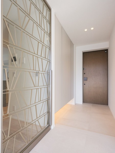 フットライトからのびる光が足元を優しく包み込む気品溢れる玄関です。天井までの高さがあるシューズボックスを備え付けたので、玄関をすっきり綺麗に保てます。