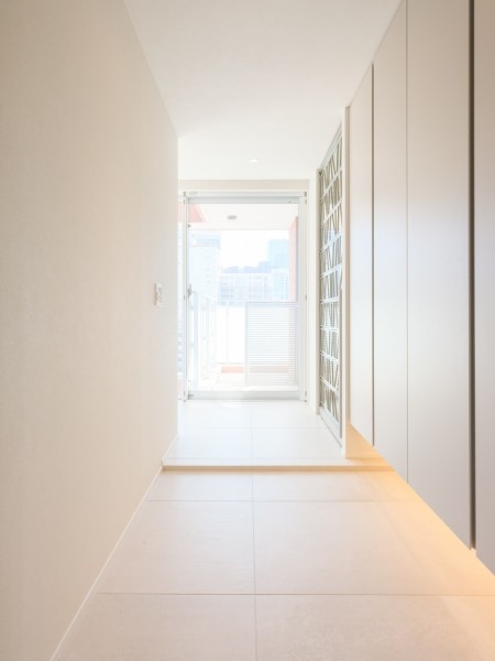 窓から光が差し込む明るい玄関が、住まいの顔になってくれます。この先にどんなお部屋が広がっているのか思わずワクワクしてしまう、ラグジュアリーな玄関です。