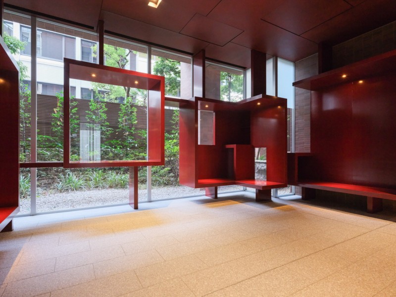 四季の変化を楽しめる中庭を望むエントランスロビーです。心地よい木漏れ日が健やかな暮らしを見守ってくれます。