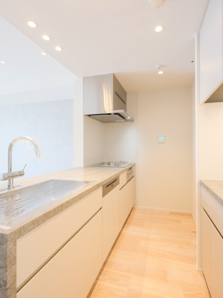 ガラストップを採用した美しく、お手入れのしやすいキッチンです。開放的なオープンキッチンは、住まいと暮らしにフィットするデザイン性と機能性を兼ね備えています。