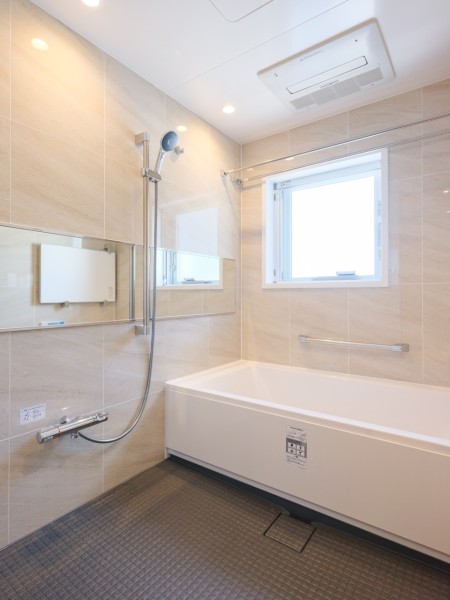 浴室にも窓があるので、自然光を採り込み換気にも嬉しいバスルームです。暖房・涼風・換気・乾燥機能付きで1年中快適なバスタイムをお楽しみいただけます。