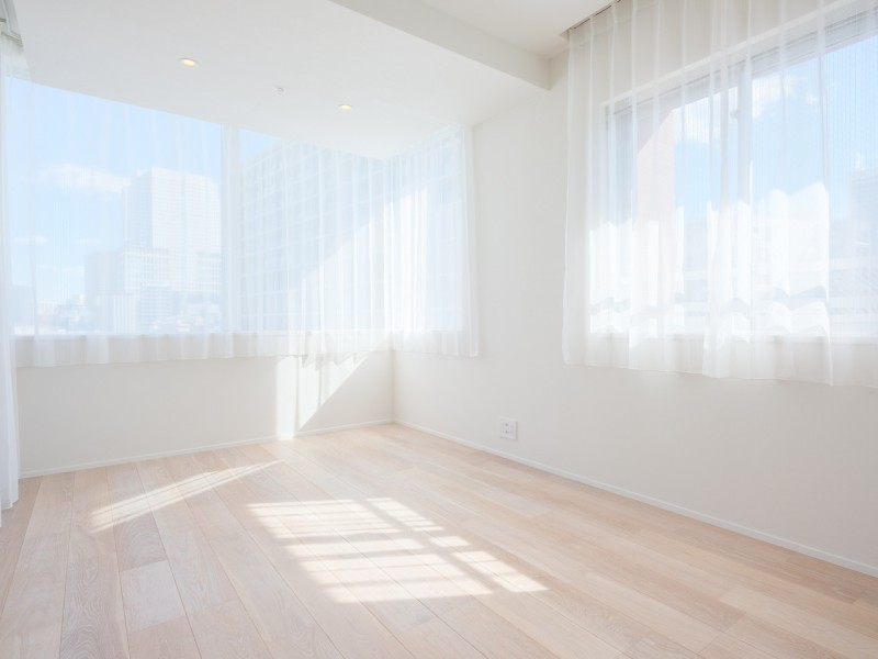 洋室1は二面採光で明るく、過ぎゆく時間をのんびりと感じることができる空間です。シンプルで洗練された佇まいを感じさせるお部屋です。