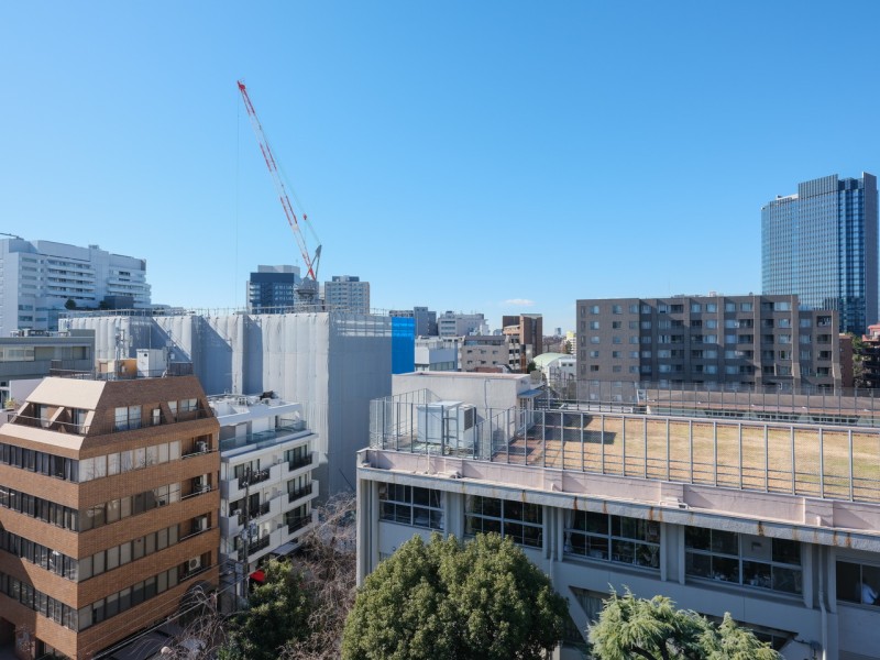 バルコニーからの眺望です。遠くまで青々と広がる大空や季節を語る樹々の様子までも堪能できます。