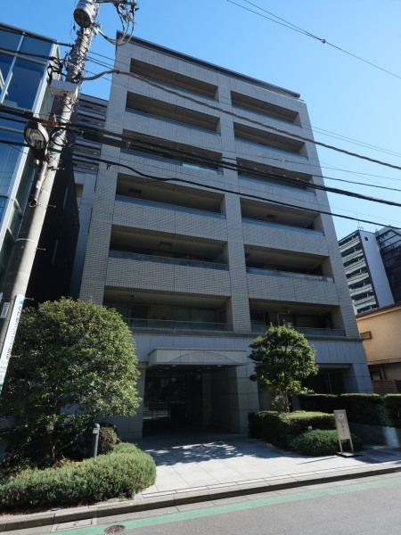 利便性と文化が息づく風情ある街にそびえ立つマンションです。4路線3駅がすべて徒歩５分圏内で利用できる便利な立地！大使館や外濠公園も至近です。