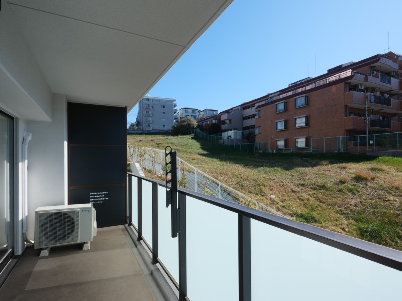 ゆったりとした余裕のあるバルコニーです。心地よい光と風を取り込み、過ごしやすい空間をもたらしてくれます。洗濯金物付きで晴れた日にはしっかりと洗濯物を乾かせそうです。