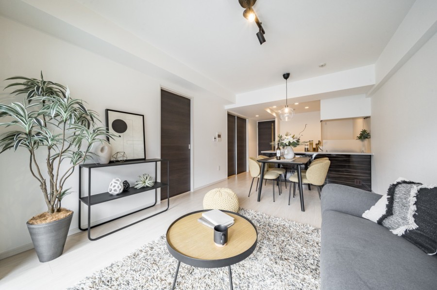 洗練された白を基調とした壁紙に包まれた空間の中に、木目を採り入れナチュラルな雰囲気を醸し出した上質な住まいです。リビングダイニングには床暖房が敷設されています。