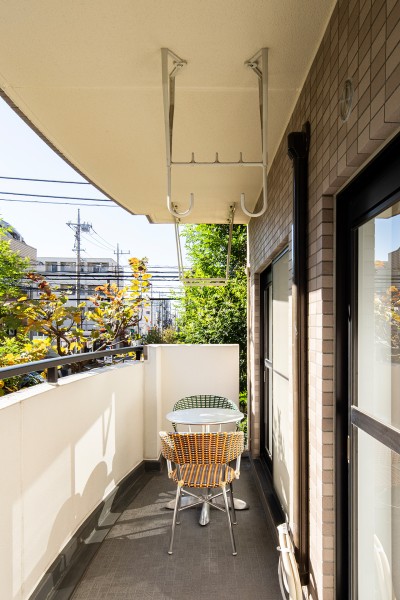 南向きで採光の取れたバルコニーです。洗濯物もしっかり干すことができそうです。心がほっとするような光と心地よい風を感じ、日々をアップデートできそうです。