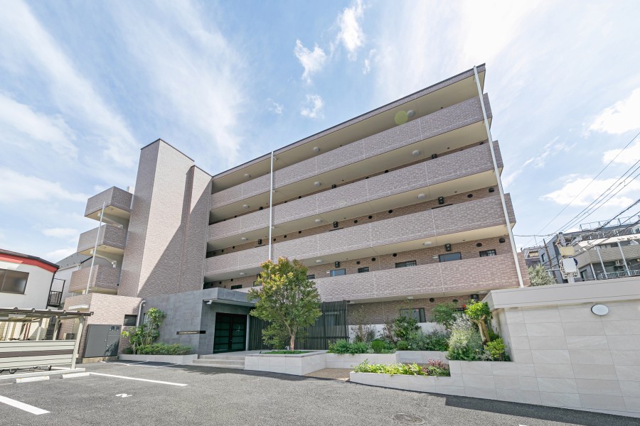 駅徒歩5分の場所にありながら閑静で整然とした街並みが続く住宅街にたたずむ総タイル張りの一棟リノベーション物件です。※2021年撮影