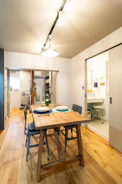 スタイリッシュな中にも木の温もりを感じ、ゆったりと寛いで食事を楽しめるダイニングキッチンに仕上げました。