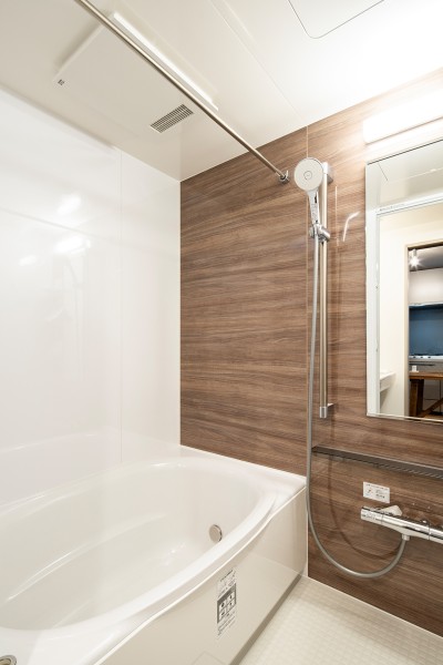 光沢のある木目調のパネルが、より一層くつろぎの空間へ誘います。毎日のバスタイムを贅沢に、豊かにしてくれるバスルームです。