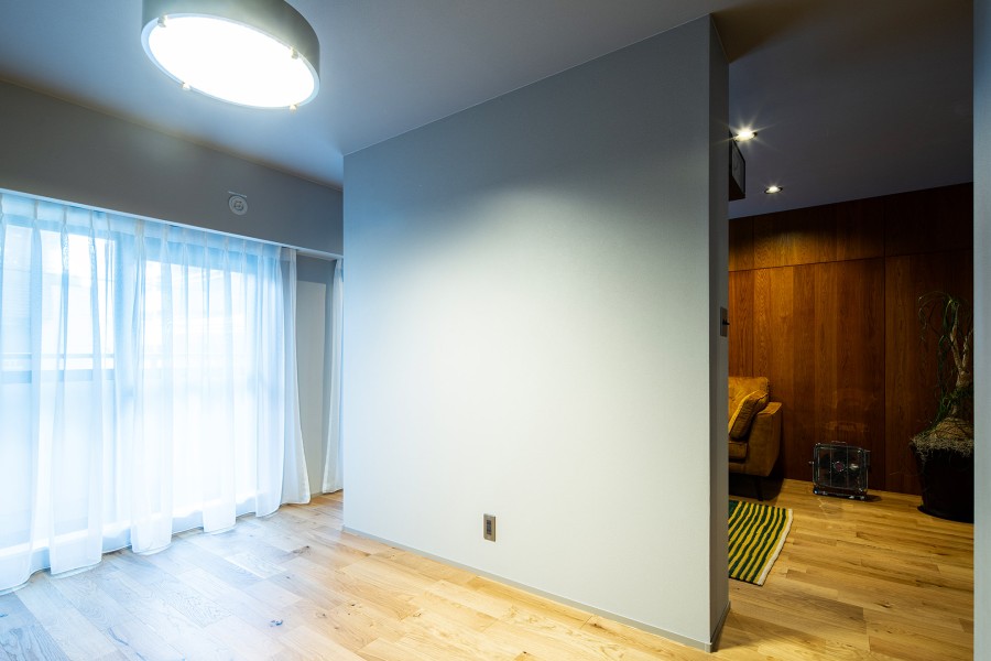 主寝室にも明るい自然光が注がれます。のびやかな空間の中で、ほっと一息つけるやすらぎの時間が流れます。毎日が忙しいあなたも安らげる空間です。