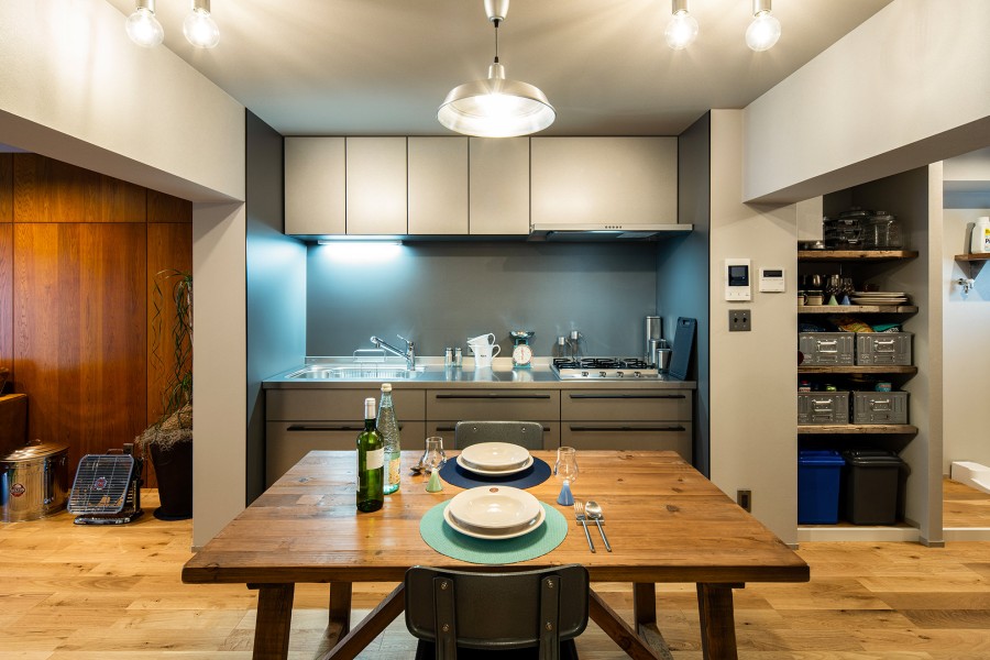 キッチン収納は、ダルトンの収納ボックスやプラスチックトラッシュカンが入る大きさに合わせています。雑多に置いた道具もインテリアの一部として楽しむことができ、機能面も優れた収納です。