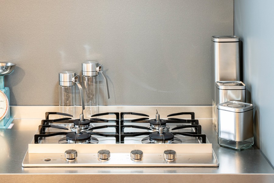 洗練された印象のシルバーのキッチンです。コンロ側は壁付けになっているので、お手入れラクラクで清潔です。