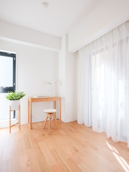 二面採光の洋室2もバルコニーに面した明るいお部屋です。どんなインテリアも馴染みやすい、シンプルでナチュラルテイストな内装に仕上げました。