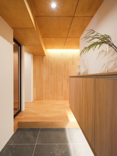 住まいの顔となる玄関は上質な暮らしにふさわしいリュクスな印象の空間です。