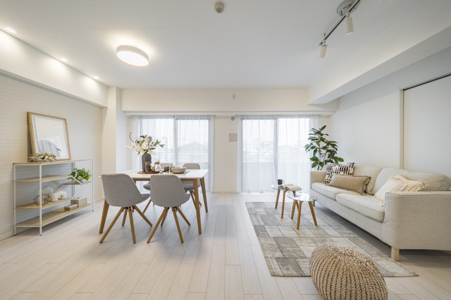 心がほっとする陽光が注がれるリビングダイニングは、開放感と安らぎを享受したのびやかな住空間です。お食事中も明るい日差しを感じながら過ごせそうです。