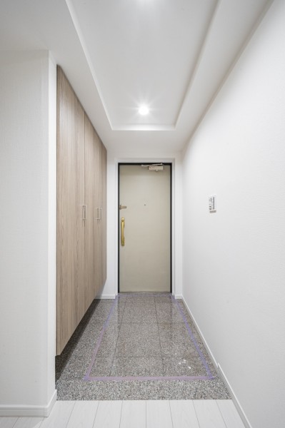 白を基調とした爽やかな玄関には、頼もしい収納力をもつシューズボックスを備え付けました。コンパクトな玄関もすっきり綺麗に保てます。