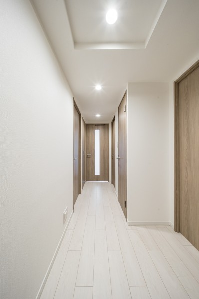 玄関からリビングへの廊下です。