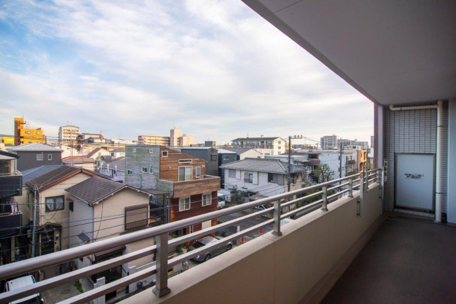 暮らしに大切な光と風を感じる東向きのバルコニーです。