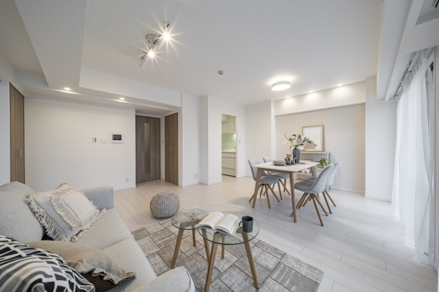 贅沢な広さのリビングダイニングキッチンではじまる余裕のある暮らし。リビングには床暖房を敷設したので、寒い季節もあたたかくお過ごしいただけます。