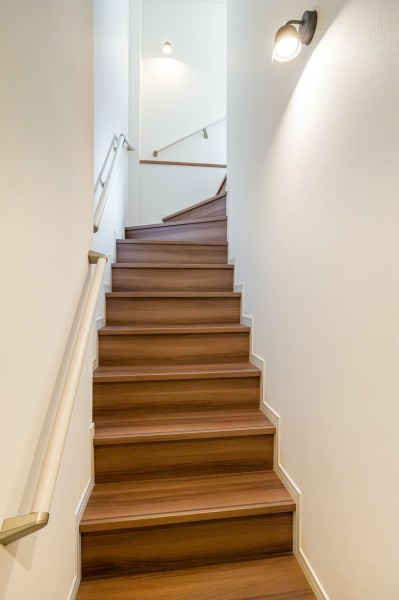 この先にどんなお部屋が広がっているのか、思わずワクワクしてしまう木のぬくもりを感じる明るい階段です。