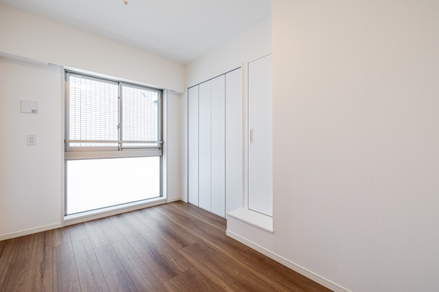 穏やかな自然光が入り、のびのびとお過ごしいただける洋室1です。凹凸が少ないお部屋なので、主寝室にぴったりです。