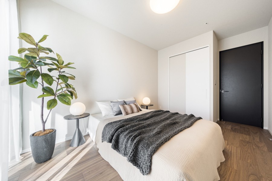 心地よい陽光が降り注ぐ洋室1はウォークインクローゼット付きのお部屋です。約7帖の広さがあり、主寝室としてもおすすめです。