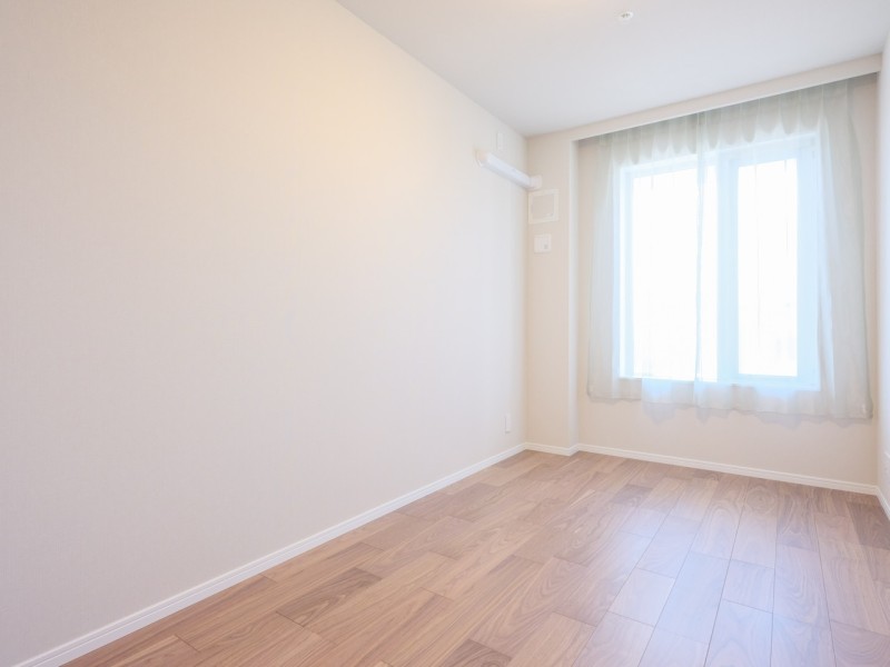 洋室1と同様に心地よい光が差し込む洋室2。凹凸が少なく家具配置のしやすいお部屋で、クローゼットがあるため居住スペースを広々とお使いいただけます。