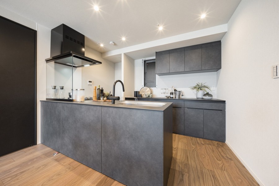 LIXIL製システムキッチンには食器洗い機、ディスポーザーを搭載しています。カラーは上質感を感じさせるバルサトブラックを採用し、機能性とデザイン性を兼ね備えた仕上がりです。