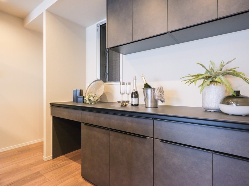 キッチンと同デザインのカップボードを新規設置しています。収納量も頼もしく、作業カウンターとしてもお使いいただけます。