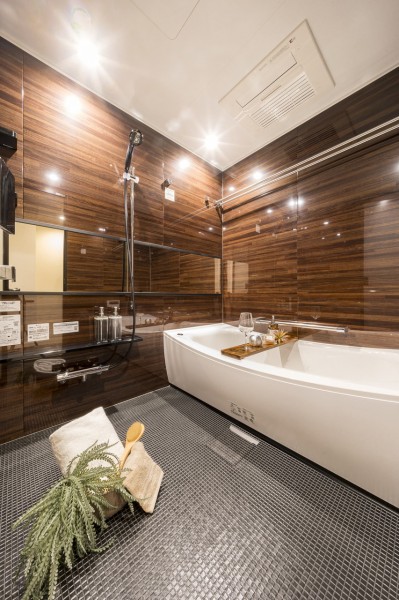 高級感漂う1620サイズのゆったりとしたバスルームです。ゆるやかなカーブが特長のバスタブは足を延ばしやすく、心ゆくまでリラクゼーションタイムをお楽しみいただけます。