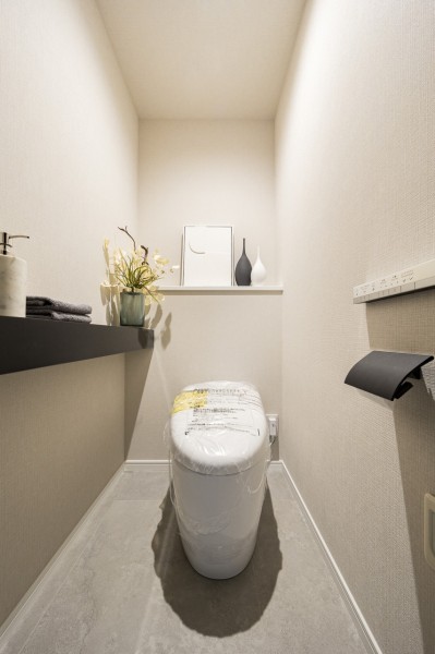 洗練された住まいにぴったりな、スマートなタンクレストイレを新規設置しています。カウンターやホルダーなどはモノトーンにすることで、よりシックでスタイリッシュな印象を演出しています。
