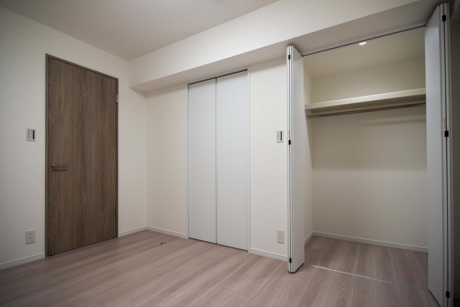 サービスルームは廊下からアクセスするプライベートルーム。クローゼットがあるので、居室部分を余すことなく使えるよう、住まう人を思った工夫が施されたお部屋です。