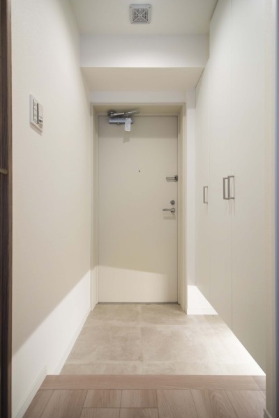 玄関には人感センサー付きライトを設置したので、暗い時間帯のご帰宅や両手が塞がっているときも快適です。