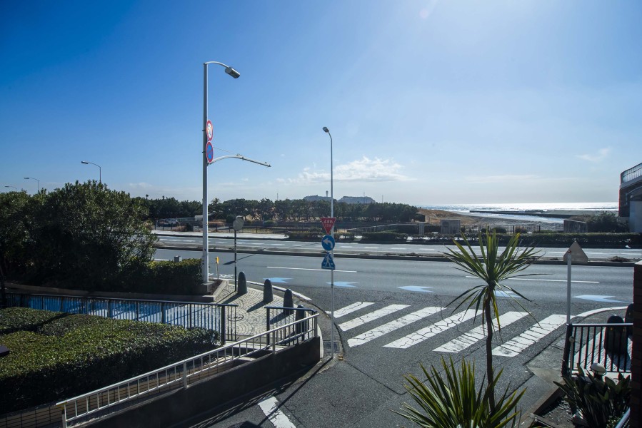 バルコニーからは見晴らしの良い眺望が広がっております。江ノ島を望むこともできます。（天候条件によります。）