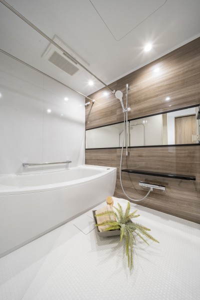 木目調のパネルがくつろぎと高級感を醸し出します。浴室をより広く見せる効果がある横長ミラーを採用。くつろぎのリラクゼーションタイムを心行くまでお楽しみいただけます。