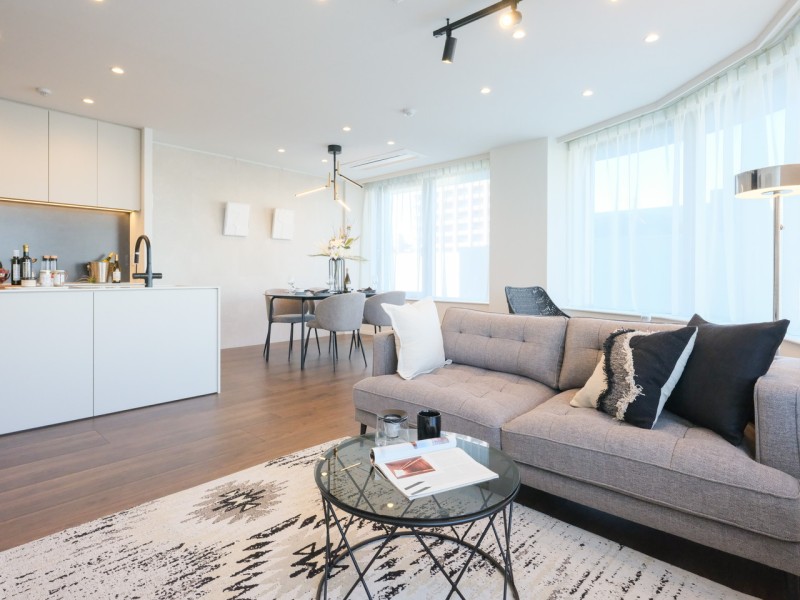 大きな窓からたっぷりの光が差し込み、開放的なリビングダイニングです。心地よい時間が流れるお部屋は、毎日が忙しいあなたもほっと一息つける安らぎの空間です。