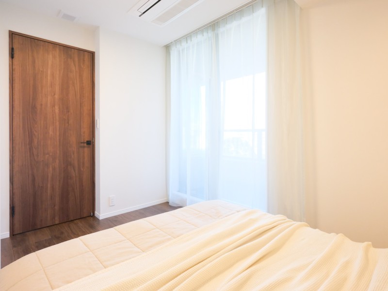 洋室にも明るい自然光が注がれます。のびやかな空間の中で、ほっと一息つけるやすらぎの時間が流れます。