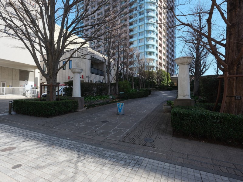 上質な居住空間へやさしく誘うエントランスです。奥行きがあるエントランスは住まう人々のプライバシーを確保しています。