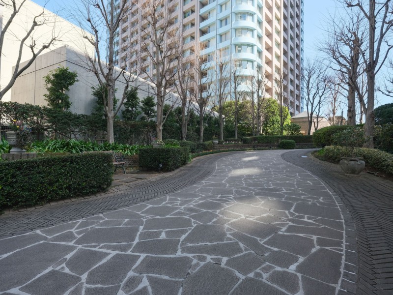 お手入れが行き届いた綺麗な共用部が、安らぎに満ちた暮らしへ誘います。心安らぐ植栽が施され、毎日気持ち良く出入りできますね。