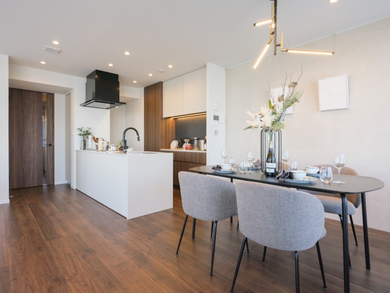 お部屋の雰囲気に溶け込む、インテリアの一部のようなオープンキッチンです。リビングにいるご家族とおしゃべりしながら家事がでます。