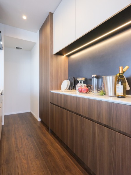 キッチン背面には収納豊富でカウンタースペースも広いカップボードがあります。快適な家事動線が確保されたオープンキッチンです。